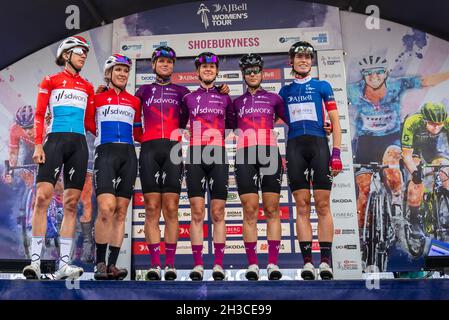 Christine Majerus, Amy Pieters, Chantal Blaak, Anna Shackley, Elena Cecchini, Demi Vollering del team SD Worx che si prepara a gareggiare il ciclo Women's Tour Foto Stock