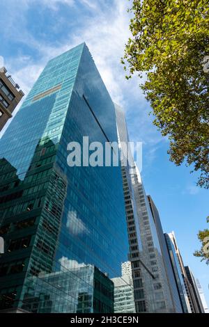 Edifici di uffici sul 6 Avenuet come visto da Bryant Park, 2021, NYC, USA Foto Stock