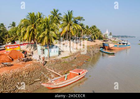 MORRELGANJ, BANGLADESH - 19 NOVEMBRE 2016: Diverse barche sul fiume Pangunchi nel villaggio di Morrelganj, Bangladesh Foto Stock