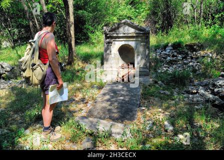 Lokvica, Carso sloveno : luogo 'Dolina Acquedotto', con i resti di un piccolo cimitero di guerra italiano. L’iscrizione sulla lapide dice “alla memoria degli eroi che hanno dato la vita per rendere grande il loro Paese. 2 novembre 1916”. ( in memoria degli eroi che detto la loro vita per la grandezza della Patria. 2 novembre 1916). Foto Stock