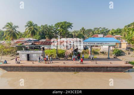 MORRELGANJ, BANGLADESH - 19 NOVEMBRE 2016: Morrelganj Village Launch Ghat Pier , Bangladesh Foto Stock