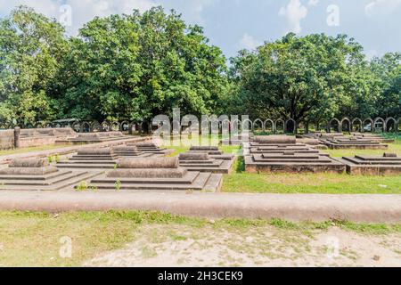 Tombe ai terreni della Moschea di Choto Shona piccolo d'oro Moschea in Bangladesh Foto Stock