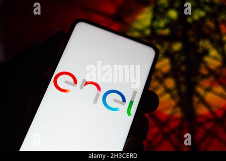 Brasile. 27 ottobre 2021. In questa foto è illustrato il logo Enel Spa visualizzato sullo smartphone. (Foto di Rafael Henrique/SOPA Images/Sipa USA) Credit: Sipa USA/Alamy Live News Foto Stock