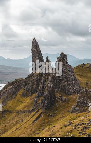 Incredibile scatto drammatico dell'Old Man of Storr, Isola di Skye, Scozia, autunno 2021 Foto Stock