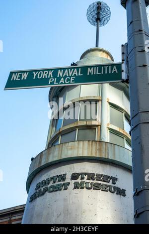 Il faro Titanic Memorial, South Street Seaport, NYC, USA, 2021 Foto Stock