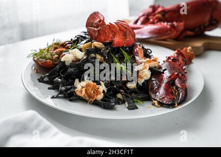 Deliziosa pasta nera gourmet con aragoste Foto Stock