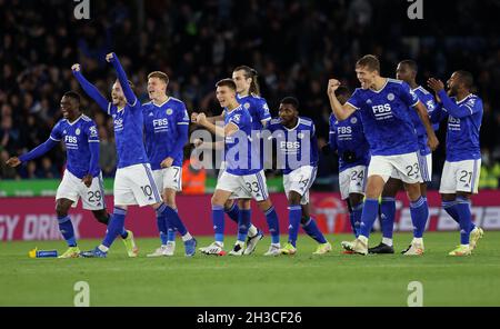 Leicester, Inghilterra, 27 ottobre 2021. I giocatori di Leicester City festeggiano la vittoria di una punizione contro Brighton e Hove Albion nella partita della Carabao Cup al King Power Stadium di Leicester. Il credito dovrebbe essere: Darren Staples / Sportimage Foto Stock