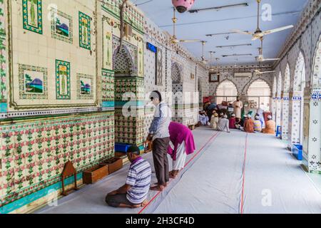 DHAKA, BANGLADESH - 20 NOVEMBRE 2016: Interno della moschea stella Tara Masjid a Dhaka, Bangladesh Foto Stock