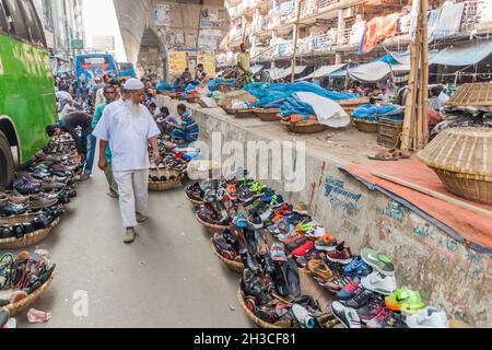 DHAKA, BANGLADESH - 21 NOVEMBRE 2016: Venditori di scarpe con la loro merce su una strada a Dhaka, Bangladesh Foto Stock