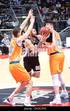 Bologna, Italia. 27 ottobre 2021. Isaia Cordinier (Segafredo Virtus Bologna) durante la partita del torneo di Eurocup Segafredo Virtus Bologna Vs. Ratiopharm Ulm al Paladozza Sports Palace - Bologna, 27 ottobre 2021 Credit: Independent Photo Agency/Alamy Live News Foto Stock