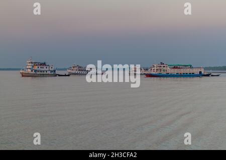 PASUR, BANGLADESH - 13 NOVEMBRE 2016: Tour in barca sul fiume Pasur, Bangladesh Foto Stock