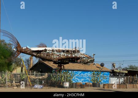 Bombay Beach, California, Stati Uniti d'America - 6 agosto 2021: Un aeroplano o arte del pesce su un cortile di un residente in una comunità di Bombay Beach in California. Foto Stock