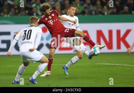 Gladbach, Germania. 27 Ott 2021. Primo: 27.10.2021 Fuvuball: Calcio: Stagione Pokal DFB 2021/2022 2° turno VFL Borussia Mvšnchengladbach, Gladbach Moenchengaldbach - Bayern Mv* nchen - Monaco di Baviera, Muenchen duels, Thomas Mvller Credit: dpa/Alamy Live News Foto Stock