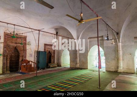 BAGERHAT, BANGLADESH - 16 NOVEMBRE 2016: Interno della moschea Zinda PIR a Bagerhat, Bangladesh Foto Stock