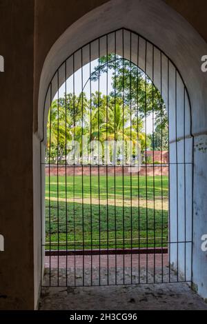 Porta della Moschea Sha Gombuj Moshjid o moschea Shait Gumbad a Bagerhat, Bangladesh Foto Stock