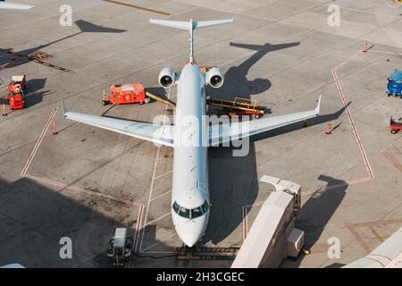 Un jet regionale American Eagle Canadair CRJ-900 parcheggiato al cancello all'aeroporto Sky Harbor di Phoenix, Arizona Foto Stock