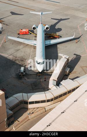 Un jet regionale American Eagle Canadair CRJ-900 parcheggiato al cancello all'aeroporto Sky Harbor di Phoenix, Arizona Foto Stock