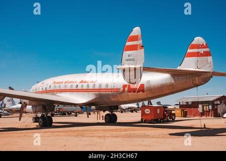 Un TWA Lockheed L-049 Constellation in pensione si trova al Pima Air & Space Museum, Arizona, USA Foto Stock