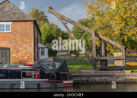 Burbage Wharf Old Crane con barca a crociera ormeggiata lungo il canale Kennett e Avon vicino a Marlbourgh Wiltshire Foto Stock