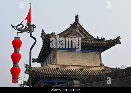 Sentry building-Red Pennant-Lanterne cinesi-ferro flagpole-City Wall's Yongning South Gate. XI'an-China-1594 Foto Stock