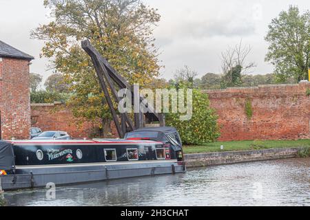 Burbage Wharf Old Crane con barca a crociera ormeggiata lungo il canale Kennett e Avon vicino a Marlbourgh Wiltshire Foto Stock