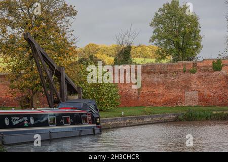 Burbage Wharf Old Crane con barca a crociera ormeggiata lungo il canale Kennett e Avon vicino a Marlbourgh Wiltshire Foto Stock