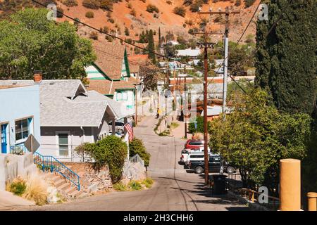 Un quartiere tranquillo nelle strade secondarie di Bisbee, una storica città mineraria nel sud dell'Arizona, Stati Uniti Foto Stock