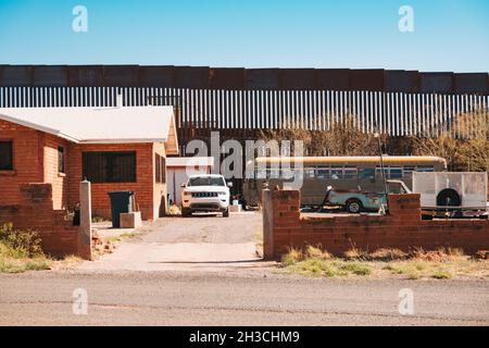 Il muro di confine tra Stati Uniti e Messico raddoppia come recinto posteriore di una casa nella piccola città di Naco, Arizona Foto Stock