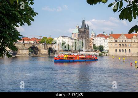 PRAGA, REPUBBLICA CECA - 29 maggio 2016: Una barca da diporto sul fiume Moldava a Praga, Repubblica Ceca Foto Stock
