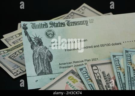 Lale Elsinore, CA - 26 ottobre 2021: Controllo del Tesoro degli Stati Uniti con la valuta degli Stati Uniti. Foto Stock