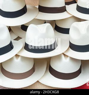 Stack di cappelli Panama sul mercato artigianale di Otavalo, Ecuador. Foto Stock