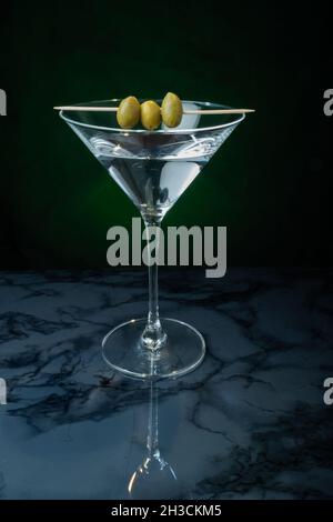 Helsinki / Finlandia - 27 OTTOBRE 2021: Un bicchiere di Martini secco con tre olive in cima. Foto Stock