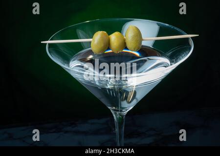 Helsinki / Finlandia - 27 OTTOBRE 2021: Un bicchiere di Martini secco con tre olive in cima. Foto Stock