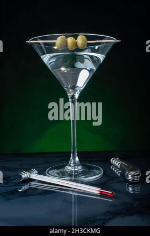 Helsinki / Finlandia - 27 OTTOBRE 2021: Un bicchiere di Martini secco con tre olive in cima. Foto Stock