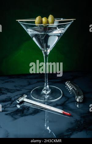 Helsinki / Finlandia - 27 OTTOBRE 2021: Un bicchiere di Martini secco con tre olive in cima. Foto Stock