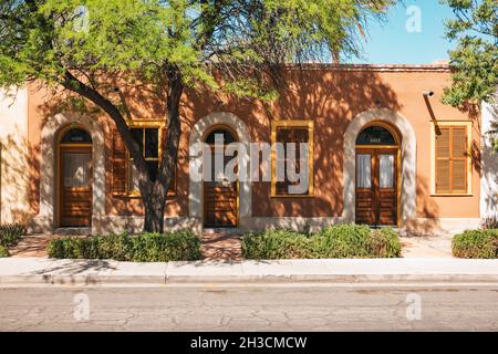 Gli alberi riparano le case di adobe dal sole che splana nel quartiere Barrio Viejo di Tucson, Arizona Foto Stock