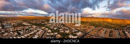 Green Valley, Arizona case con miniere in background Foto Stock