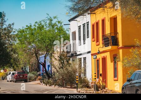 Vivaci e colorate case adobe nel Barrio Viejo di Tucson, Arizona, Stati Uniti