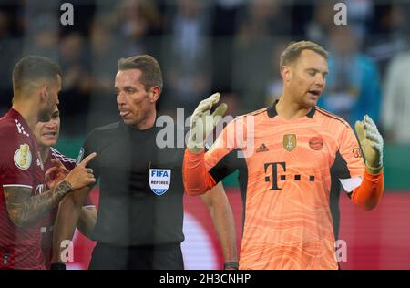 Tobias Stieler 11m decision, Manuel NEUER, portiere FCB 1 angra nella partita Pokal DFB BORUSSIA Mönchengladbach - FC BAYERN MUENCHEN in Mönchengladbach, 27 ottobre 2021 Stagione 2021/2022. München, FCB. © Peter Schatz / Alamy Live News Foto Stock