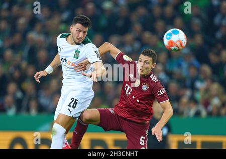 Benjamin PAVARD, FCB 5 gareggia per la palla, affrontando, duello, header, zweikampf, Azione, lotta contro Ramy BENSEBAINI, MG 25 nel DFB Pokal match BORUSSIA Mönchengladbach - FC BAYERN MUENCHEN a Mönchengladbach, 27 ottobre 2021 Stagione 2021/2022. München, FCB. © Peter Schatz / Alamy Live News Foto Stock