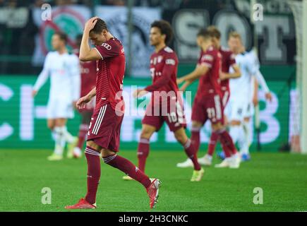 Benjamin PAVARD, FCB 5 Leroy SANE, FCB 10 Sad nella partita Pokal DFB BORUSSIA Mönchengladbach - FC BAYERN MUENCHEN in Mönchengladbach, 27 ottobre 2021 Stagione 2021/2022. München, FCB. © Peter Schatz / Alamy Live News Foto Stock