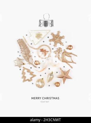 Decorazione di Natale disposto nella forma di una sfera di Natale. Vista dall'alto. Disposizione piatta Foto Stock