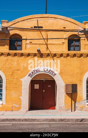 La vista frontale del Teatro Carmen, un teatro storico costruito nel 1915 in quello che ora è Barrio Viejo (quartiere Vecchio) a Tucson, Arizona Foto Stock