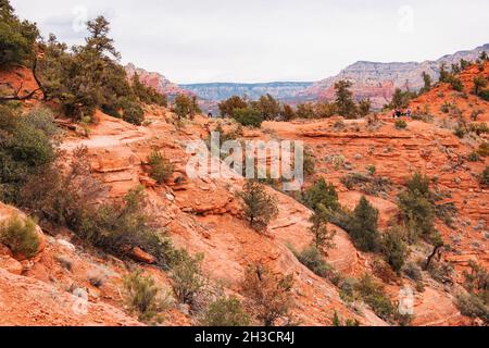 Percorso escursionistico Airport Loop a Sedona, Arizona. Famosa per le sue vivaci rocce rosse e soprannominata la "capitale dell'escursione a piedi" degli Stati Uniti Foto Stock