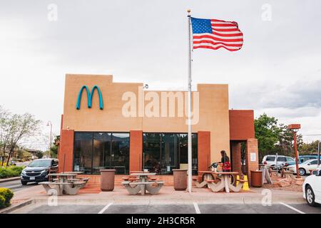 Un McDonald's con "archi blu" a Sedona, Arizona. Le normative locali sui colori degli edifici significavano sostituire il solito giallo dorato con il blu turchese Foto Stock