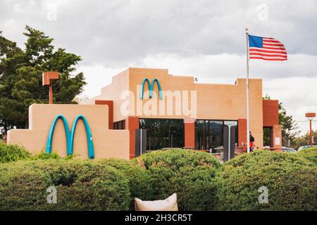 Un McDonald's con "archi blu" a Sedona, Arizona. Le normative locali sui colori degli edifici significavano sostituire il solito giallo dorato con il blu turchese Foto Stock