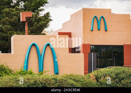 Un McDonald's con "archi blu" a Sedona, Arizona. Le normative locali sui colori degli edifici significavano sostituire il solito giallo dorato con il blu turchese Foto Stock