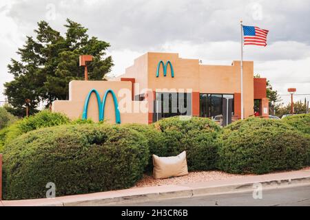 Un McDonald's con "archi blu" a Sedona, Arizona. Le normative locali sui colori degli edifici significavano sostituire il solito giallo dorato con il blu turchese Foto Stock