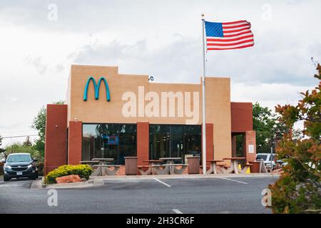 Un McDonald's con "archi blu" a Sedona, Arizona. Le normative locali sui colori degli edifici significavano sostituire il solito giallo dorato con il blu turchese Foto Stock