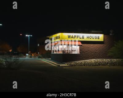 Un ristorante waffle House di notte a Tucson, Arizona, Stati Uniti d'America Foto Stock